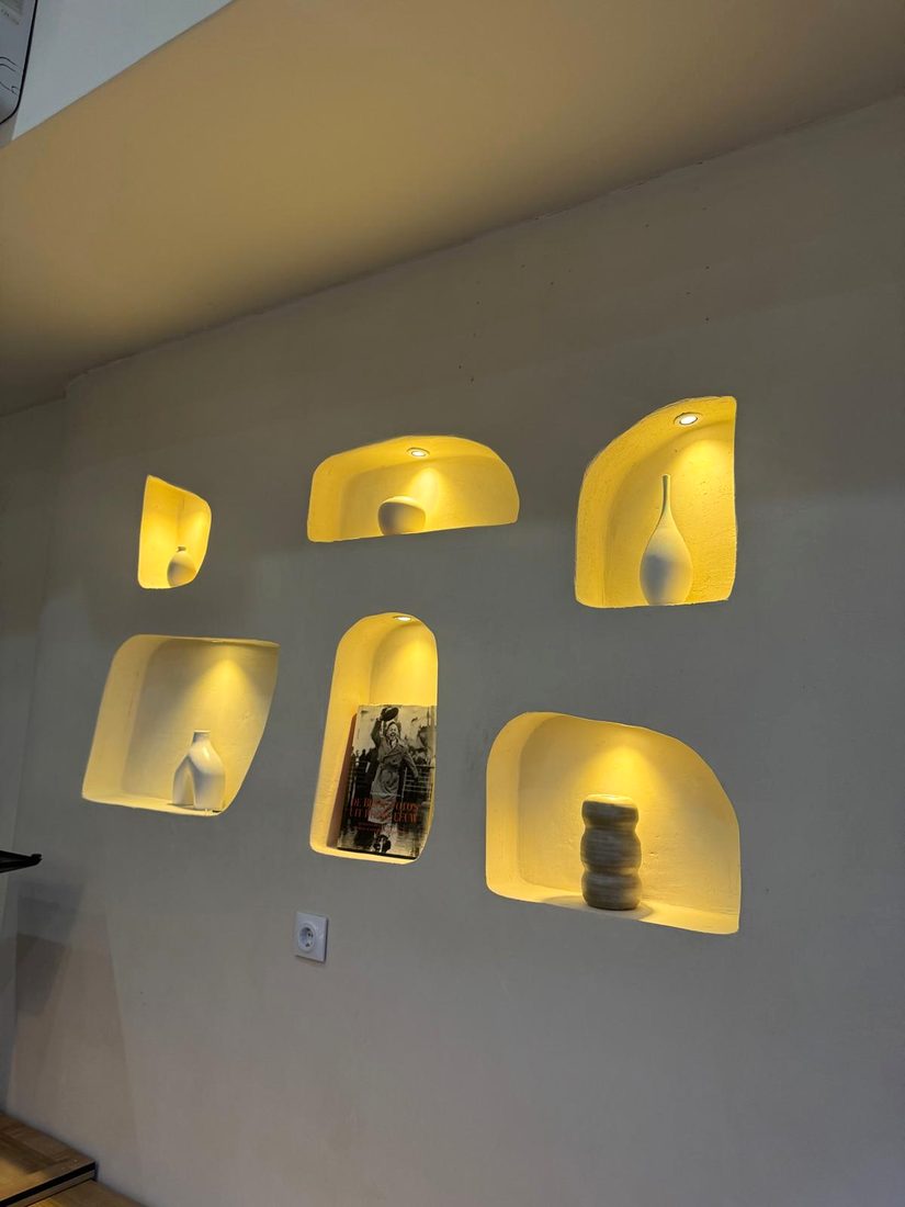 Niches lumineuses ornées de vases en céramique