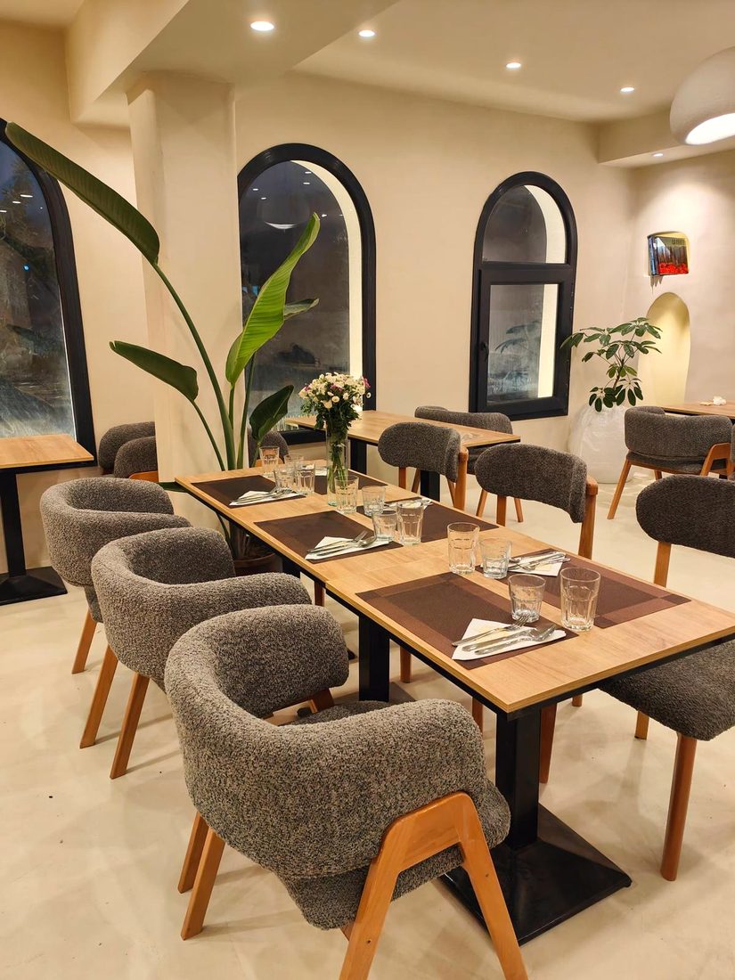 Tables dressées en soirée, agrémentées d'un bouquet de fleurs