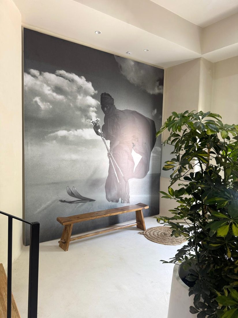 Fresque artistique en noir et blanc et banc en bois brut